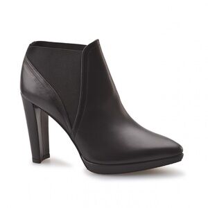 New Stuart Weitzman Bootie